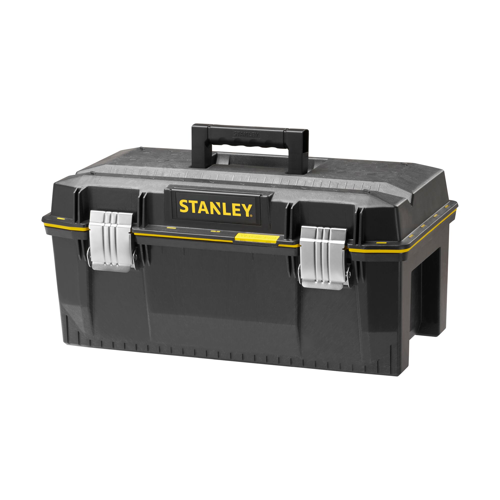 Boîte à outils Stanley noire avec fermetures métalliques, accents jaunes et poignée dessus, fermée sur fond blanc.
